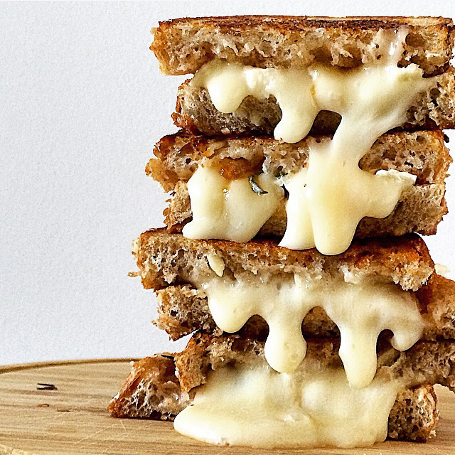 GRILLED CHEESE WITH BRIE AND PASSION FRUIT JAM